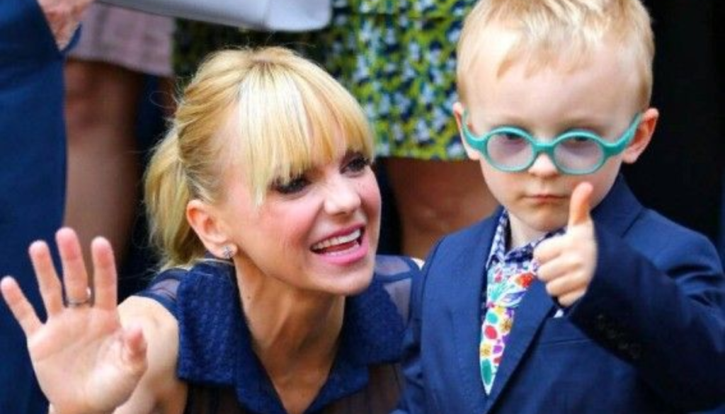 Anna Faris with son