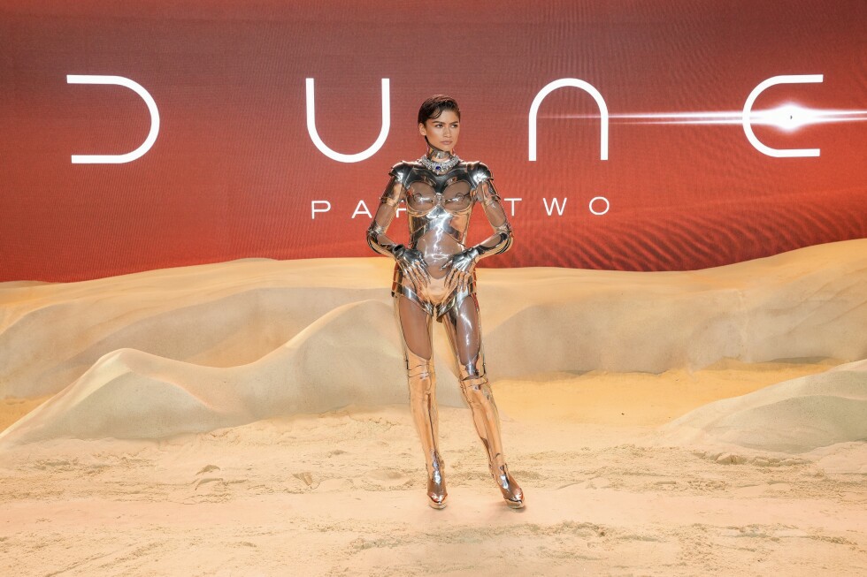 Zendaya on set, how tall is zendaya in real life